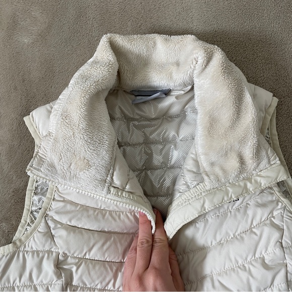 Columbia Women's cream-White Quilted Vest omniheat - Picture 5 of 14